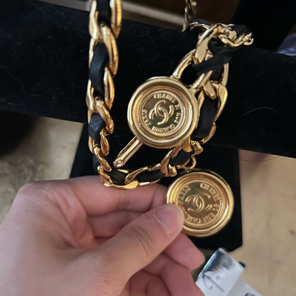 Vintage Chanel black leather and gold plated medallion chain belt/necklace - Picture 3 of 4